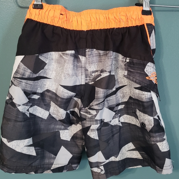 4T 2 swim trunks + NWT rashguard - Picture 5 of 10